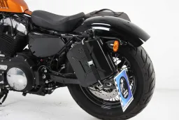 Bidon 4 litres incl. support à gauche découpe - noir pour Harley-Davidson Sportster 883 Roadster / Iron 883 / Super Low / 8